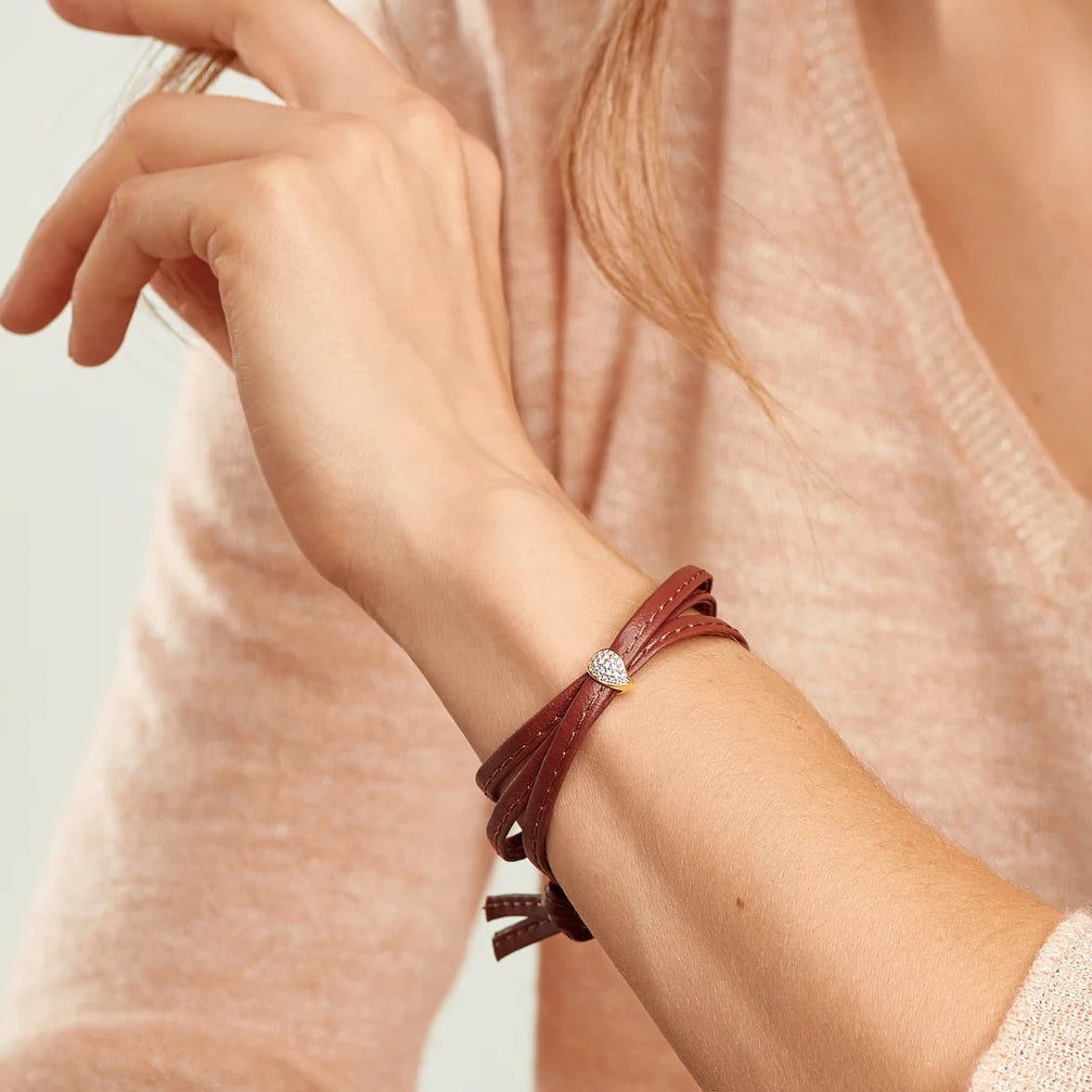 SIGNATURE Drop Clasp Diamond Pavé